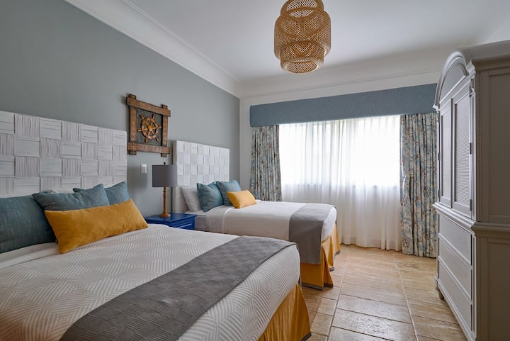 ผ่อนคลายอย่างมีสไตล์ในห้องนอนธีมสีเทาอันเงียบสงบมีเตียงคู่ที่สะดวกสบาย 2 เตียงและตู้กว้างขวางสำหรับทุกความต้องการในการจัดเก็บของคุณ จานสีที่เงียบสงบและการออกแบบที่ทันสมัยสร้างสถานที่พักผ่อนที่สมบูรณ์แบบสำหรับการพักผ่อน