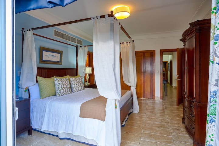 ผ่อนคลายและผ่อนคลายในห้องนอนที่มีเตียงคิงไซส์หรูหราให้สถานที่พักผ่อนที่สมบูรณ์แบบหลังจากวันที่ยาวนาน ห้องพักนี้มีห้องน้ำส่วนตัวและตู้ที่มีสไตล์ผสมผสานความสะดวกสบายและความสะดวกสบายเพื่อการพักผ่อนและความเป็นส่วนตัวสูงสุดของคุณ