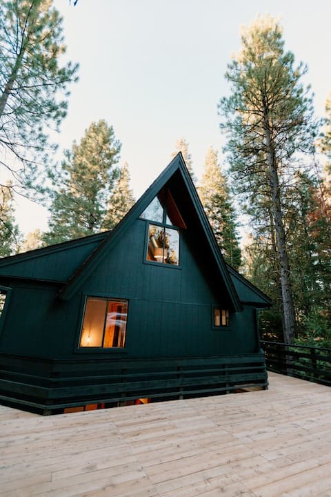 Black Butte A-Frame: Swim, Golf, Pickleball for 8