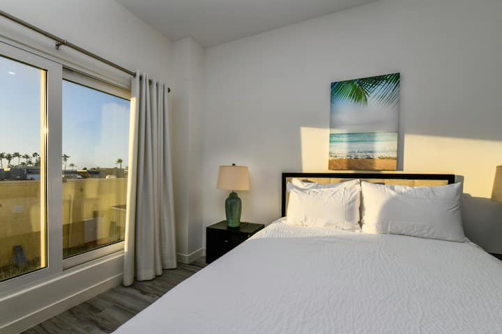 غرفة نوم فاخرة في الشقة المكونة من غرفتي نوم في نورد أروبا - سرير بحجم كينج كامل - ديكور بسيط، يخلق مساحة نوم نظيفة ومرتبة - ملاذ مريح مع سرير فخم، مثالي للاسترخاء - ناعم، إضاءة لمزاج هادئ