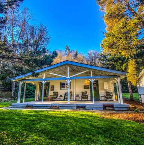 Breakfast Included!* ~ Family Friendly Retreat