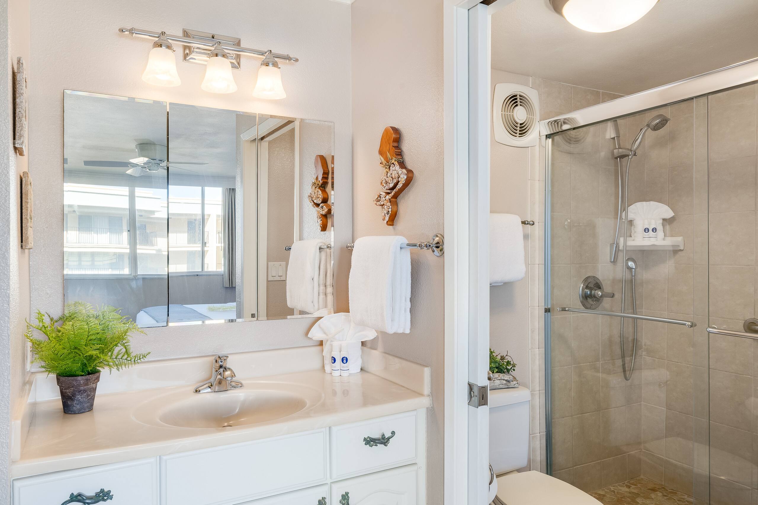 Condo in Lahaina · ★5.0 · 2 bedrooms · 3 beds · 2 baths - Image 23