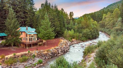 Riverfront Chalet w/ Breathtaking views on 2 Acres