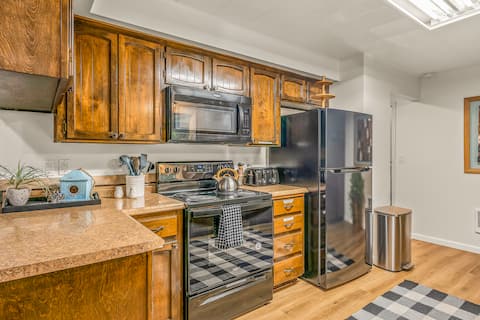 Pets and Family Welcome! Waterfront Cottage + BBQ