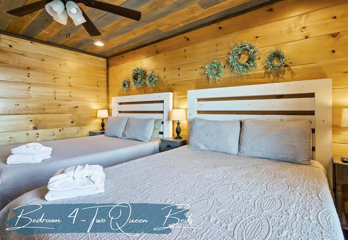 Chumba cha kulala kwenye Kiwango cha Chini kina Vitanda 2 vya Malkia na Mapambo ya Kuvutia