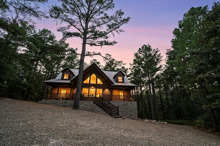 Upscale Cabin Retreat  Hot Tub, Pool Table, Games - Broken Bow, OK