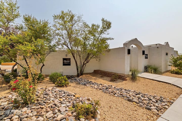 Luxury Oasis with Private Pool and Hot Tub