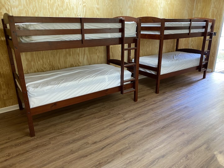 Área independiente con capacidad adicional para 4 personas incluida en tu alquiler nocturno.