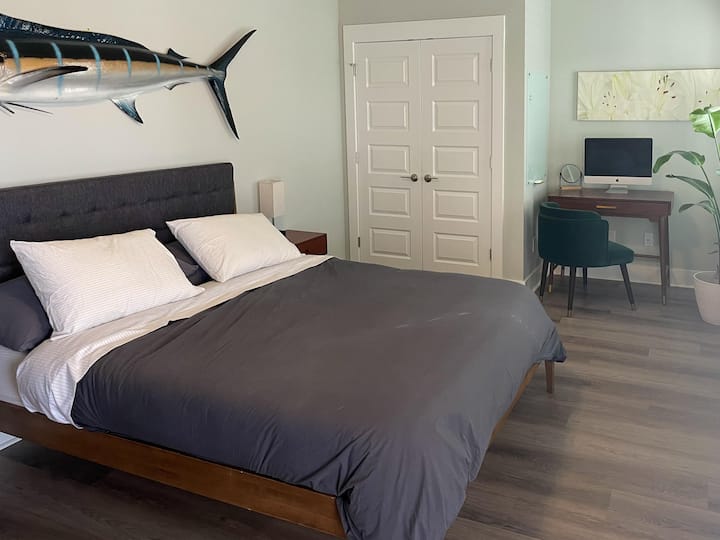 Chumba cha Malkia cha ghorofa kilicho na sehemu ya kufanyia kazi 