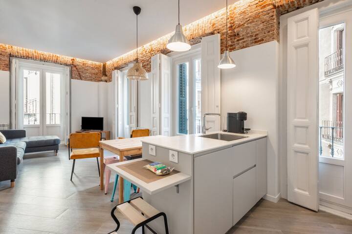 Centrally located & bright -4Bedrooms 3Baths- Sol gallery image 5