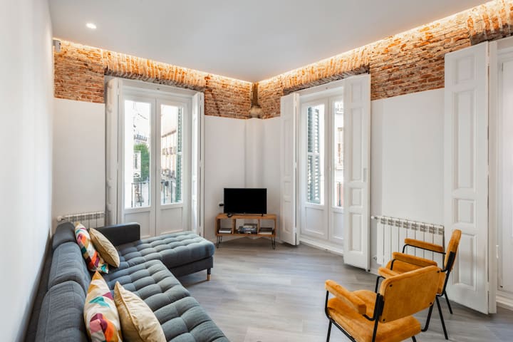 Centrally located & bright -4Bedrooms 3Baths- Sol