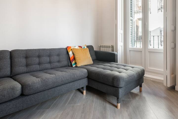 Centrally located & bright -4Bedrooms 3Baths- Sol gallery image 2