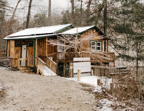 Bear Lair - Luxury cabin on private lake