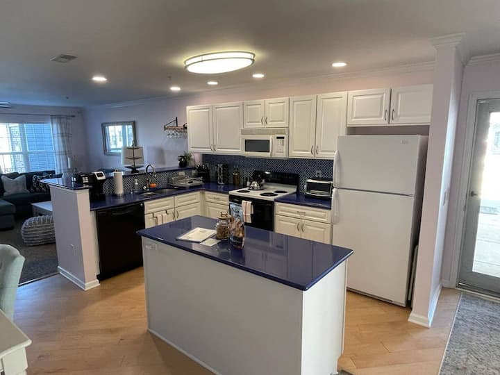 Rehoboth 1st Floor End Unit, Pools, Beach - Dewey Beach, DE