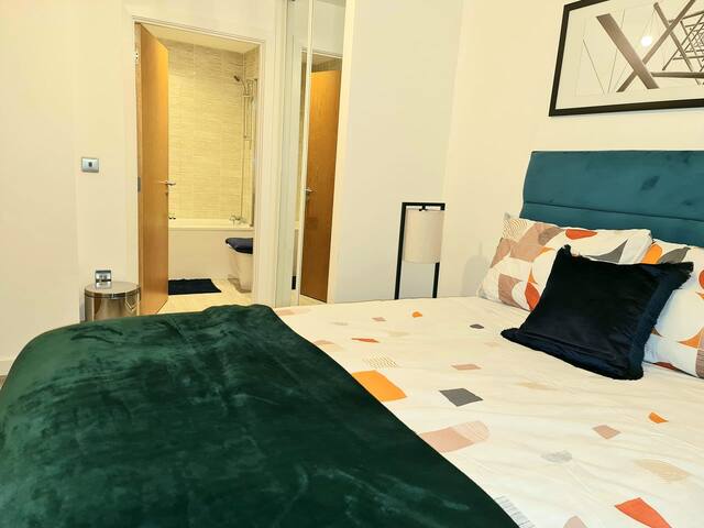 Exquisite, Cosy 2-Bed Apartment in Salford