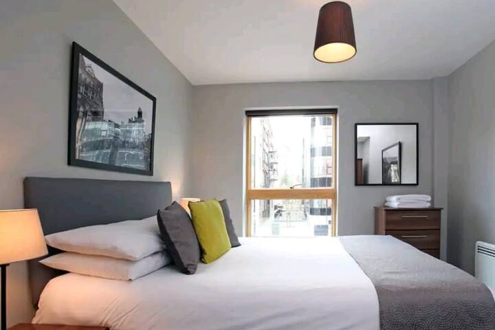 Exquisite, Cosy 2-Bed Apartment in Salford gallery image 4