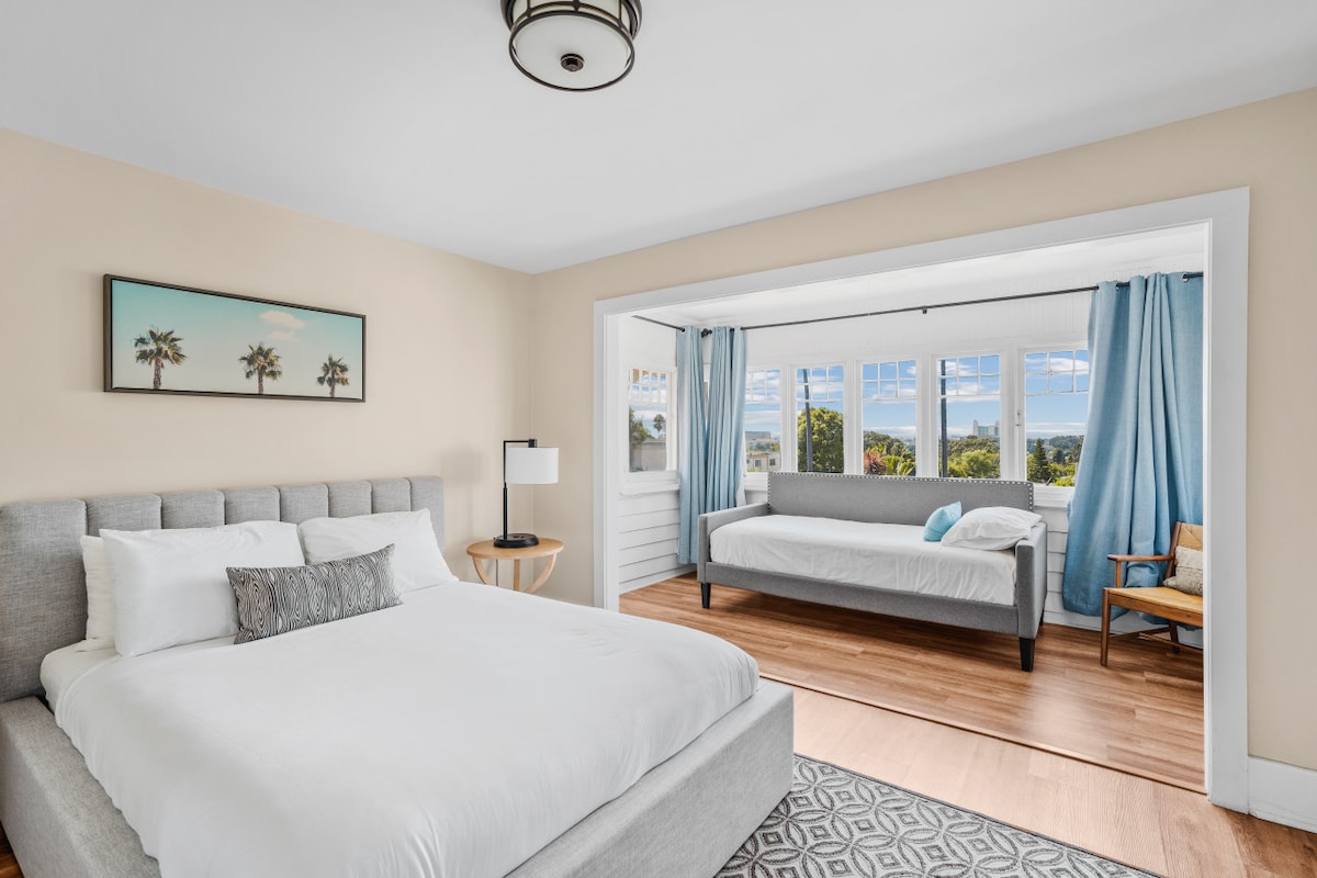 Spavaća soba 2 s jednim bračnim krevetom i jednim bračnim krevetom za jednu osobu