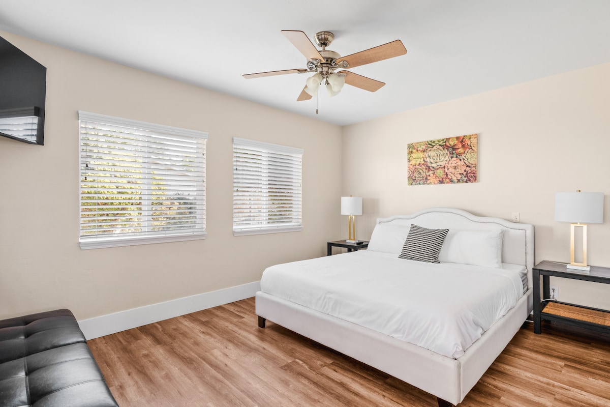 Glavna spavaća soba s udobnim bračnim krevetom