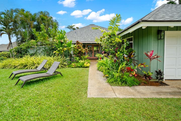 Hawaiian Bungalow ~A/C~ BBQ~ Near Beaches & Shops
