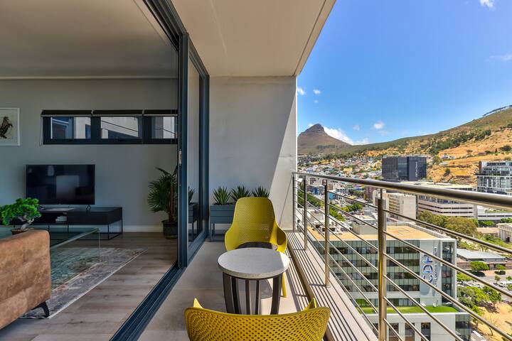 Amazing Waterfront Views with Access to Pool Deck gallery image 3