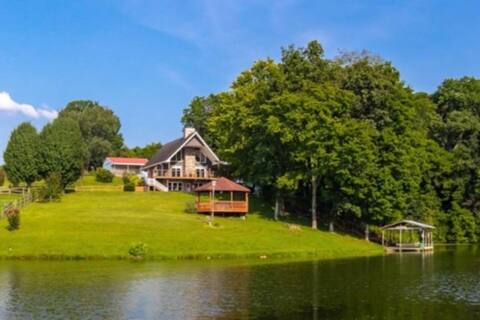 Sunsets & Hot Tub Lake lodge 35-min from Nashville