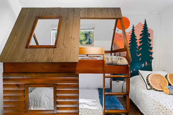 Nos disculpamos de antemano, sabemos... que la litera superior causará peleas sobre quién puede dormir en ella. Te sugerimos que reserves varios días para que todos tengan la oportunidad de ser el rey de la colina por una noche.