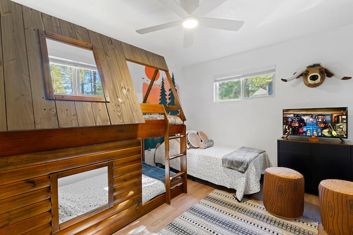 Una litera en la cabaña y otra cama individual, perfecta para que los más pequeños disfruten de su sueño.