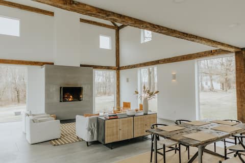 Modern Barn w/Hot Tub, Games Room & Kid's Playset