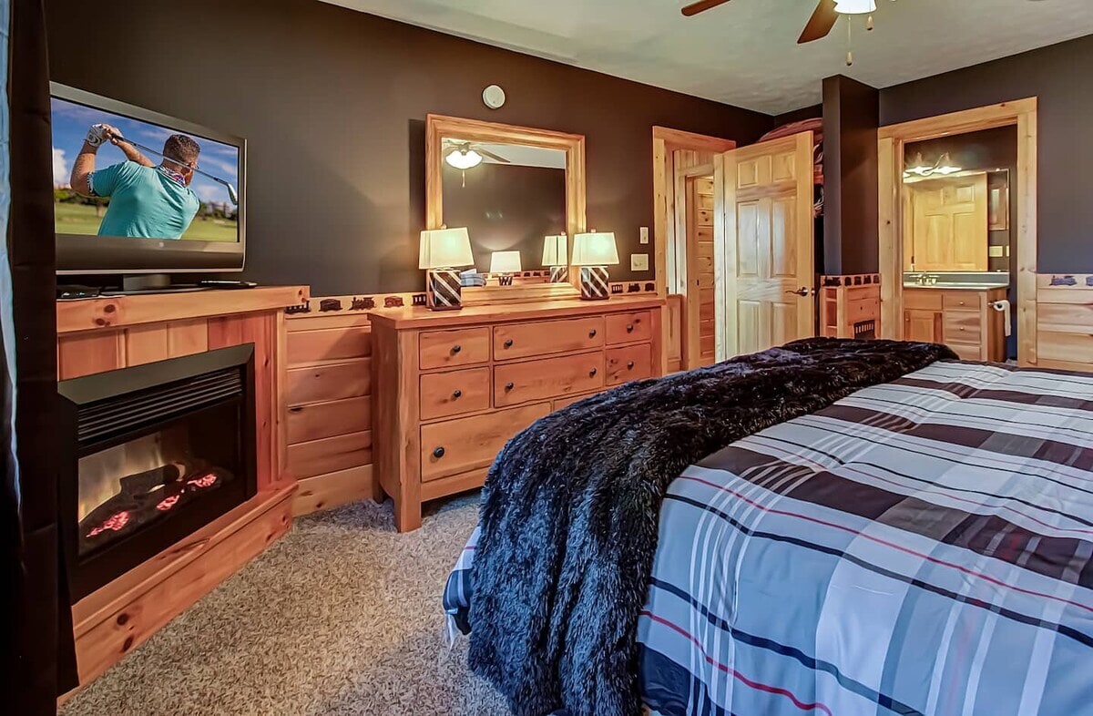 ที่พักผ่อนบนภูเขาในฝันของคุณ—เครื่องนอนนุ่ม เตาผิงส่องสว่าง และบรรยากาศเคบินที่อบอุ่นรอคุณอยู่