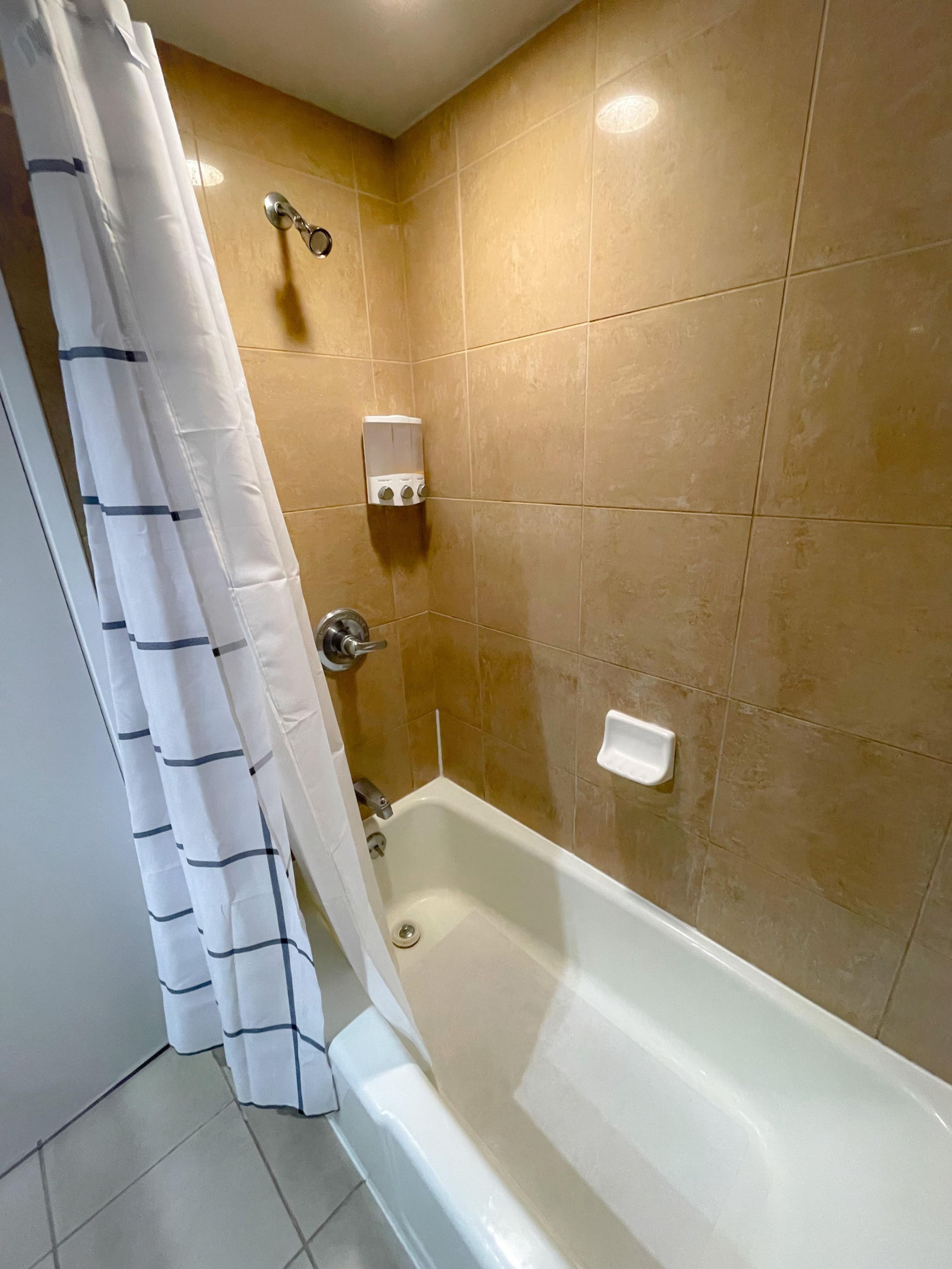 Condo in Honolulu · ★4.62 · Studio · 1 bed · 1 private bath - Image 9