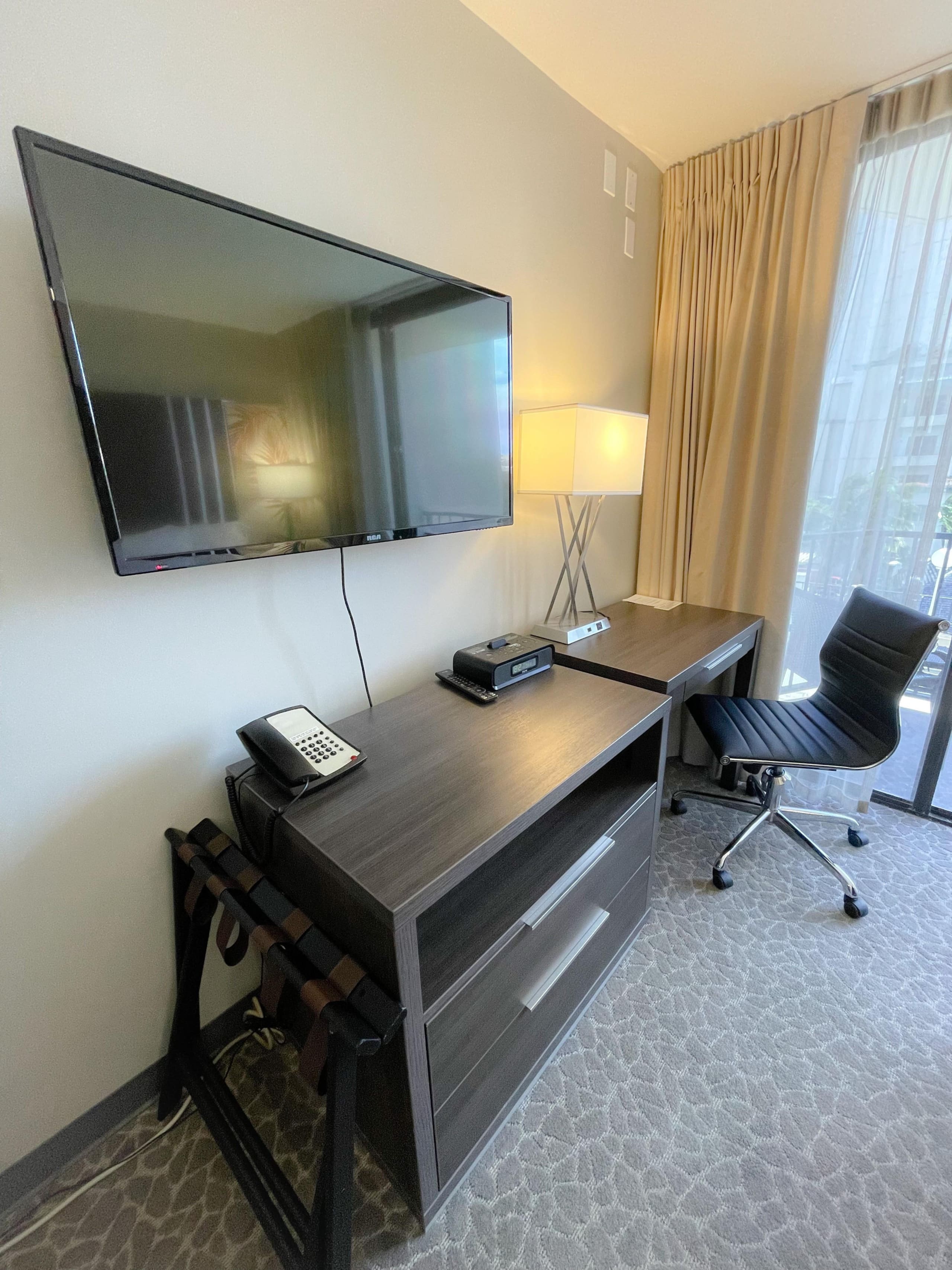 Condo in Honolulu · ★4.62 · Studio · 1 bed · 1 private bath - Image 4