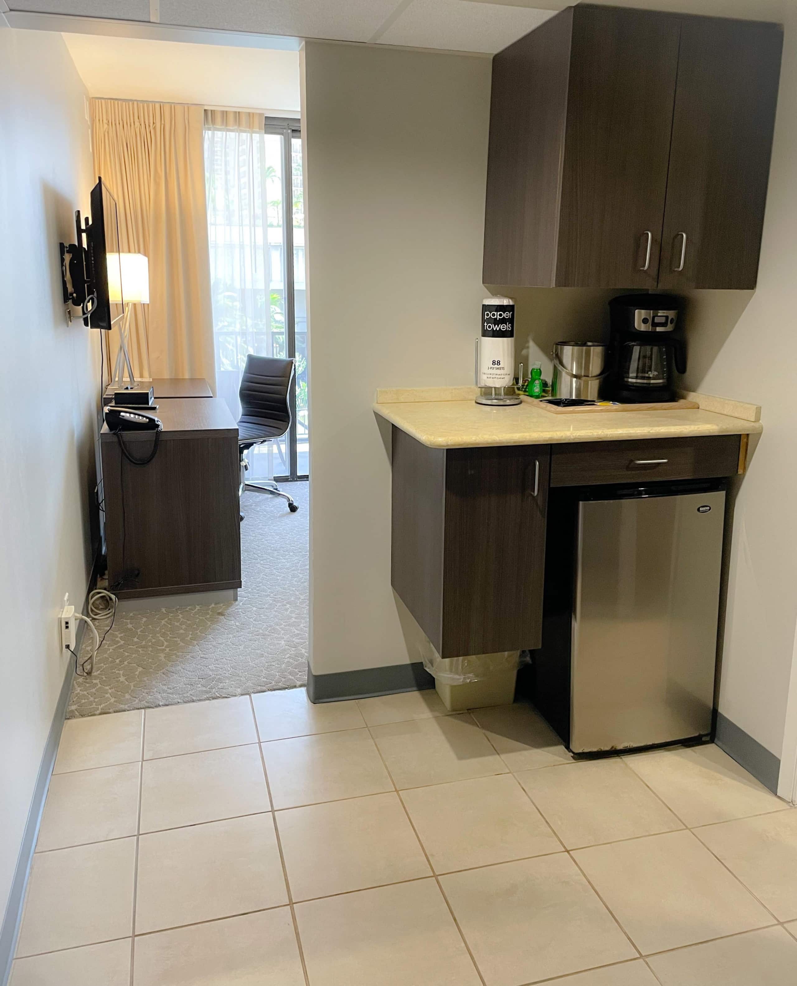 Condo in Honolulu · ★4.62 · Studio · 1 bed · 1 private bath - Image 6