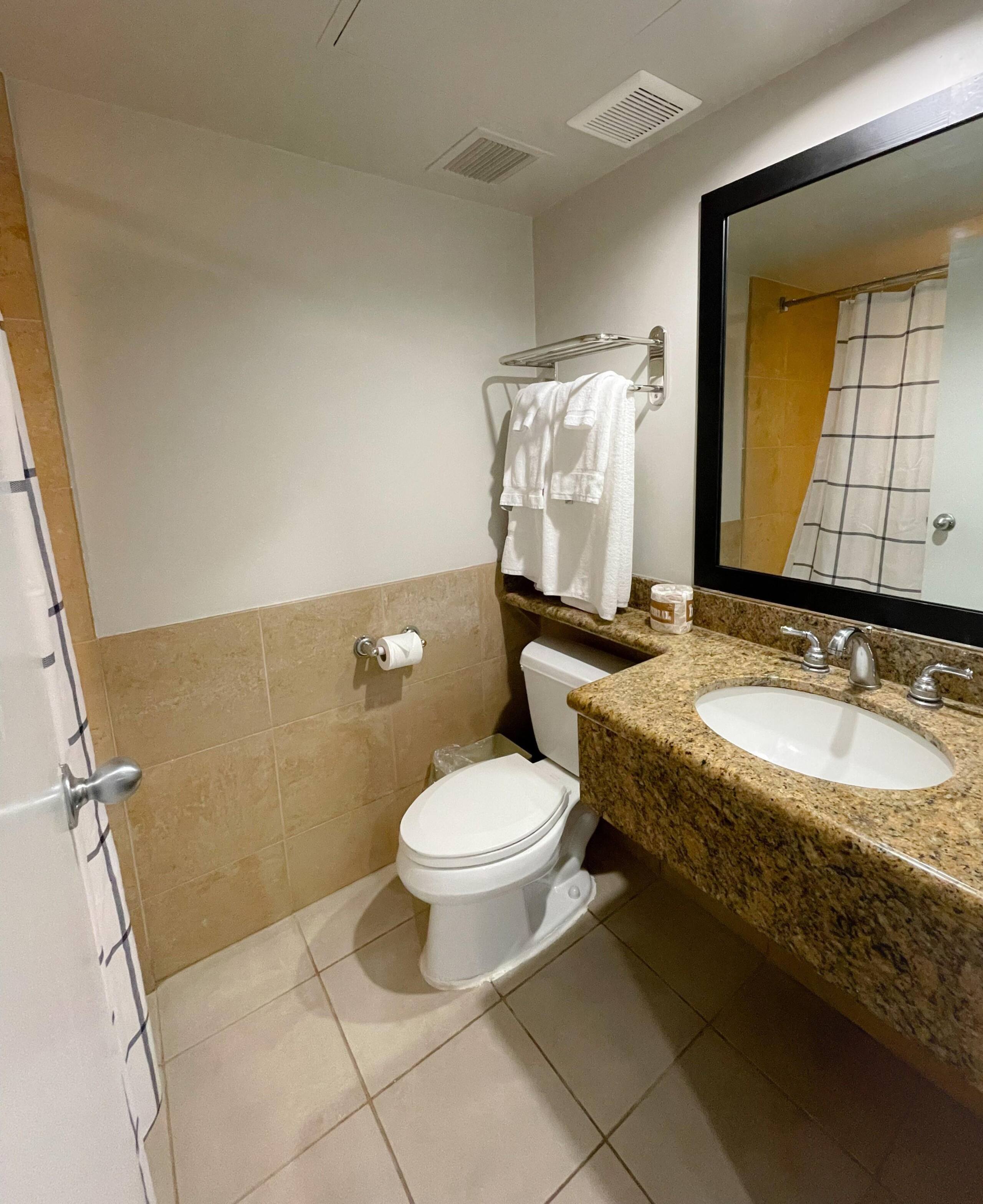 Condo in Honolulu · ★4.62 · Studio · 1 bed · 1 private bath - Image 8