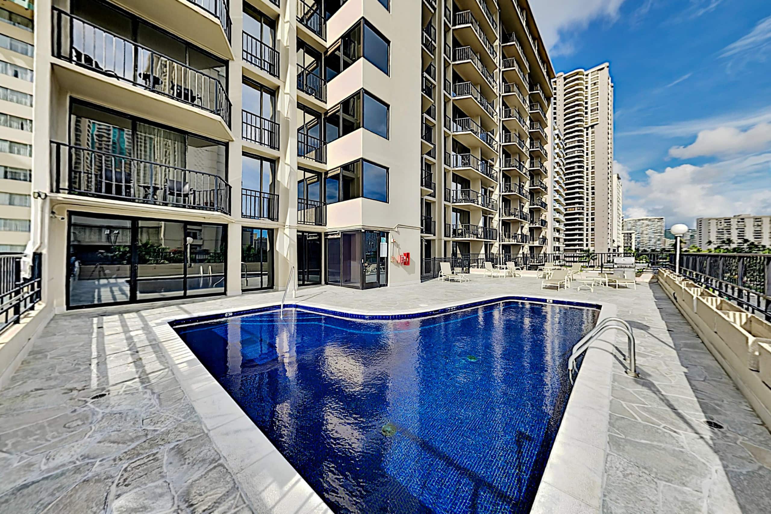 Condo in Honolulu · ★4.62 · Studio · 1 bed · 1 private bath - Image 18