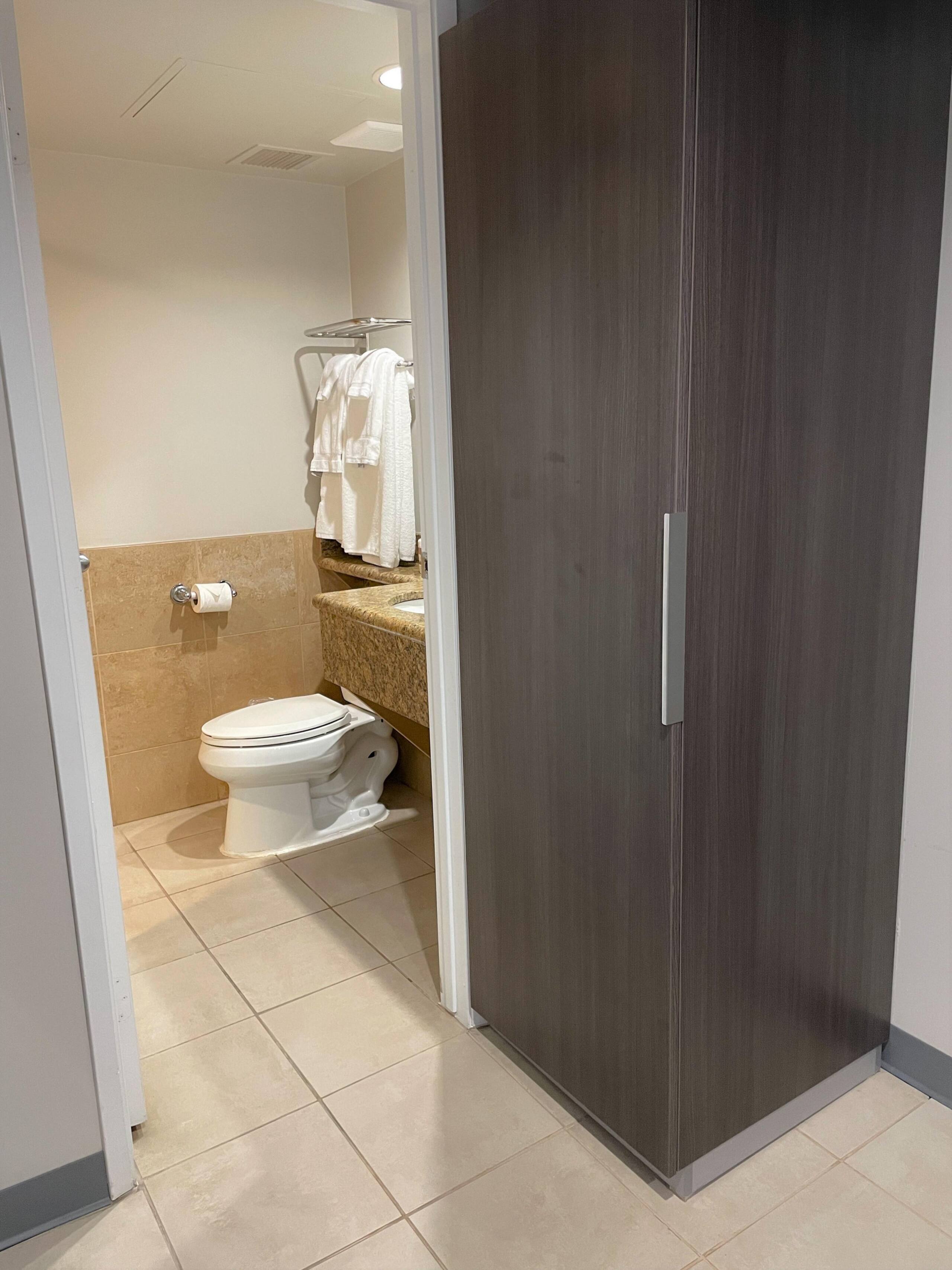 Condo in Honolulu · ★4.62 · Studio · 1 bed · 1 private bath - Image 7