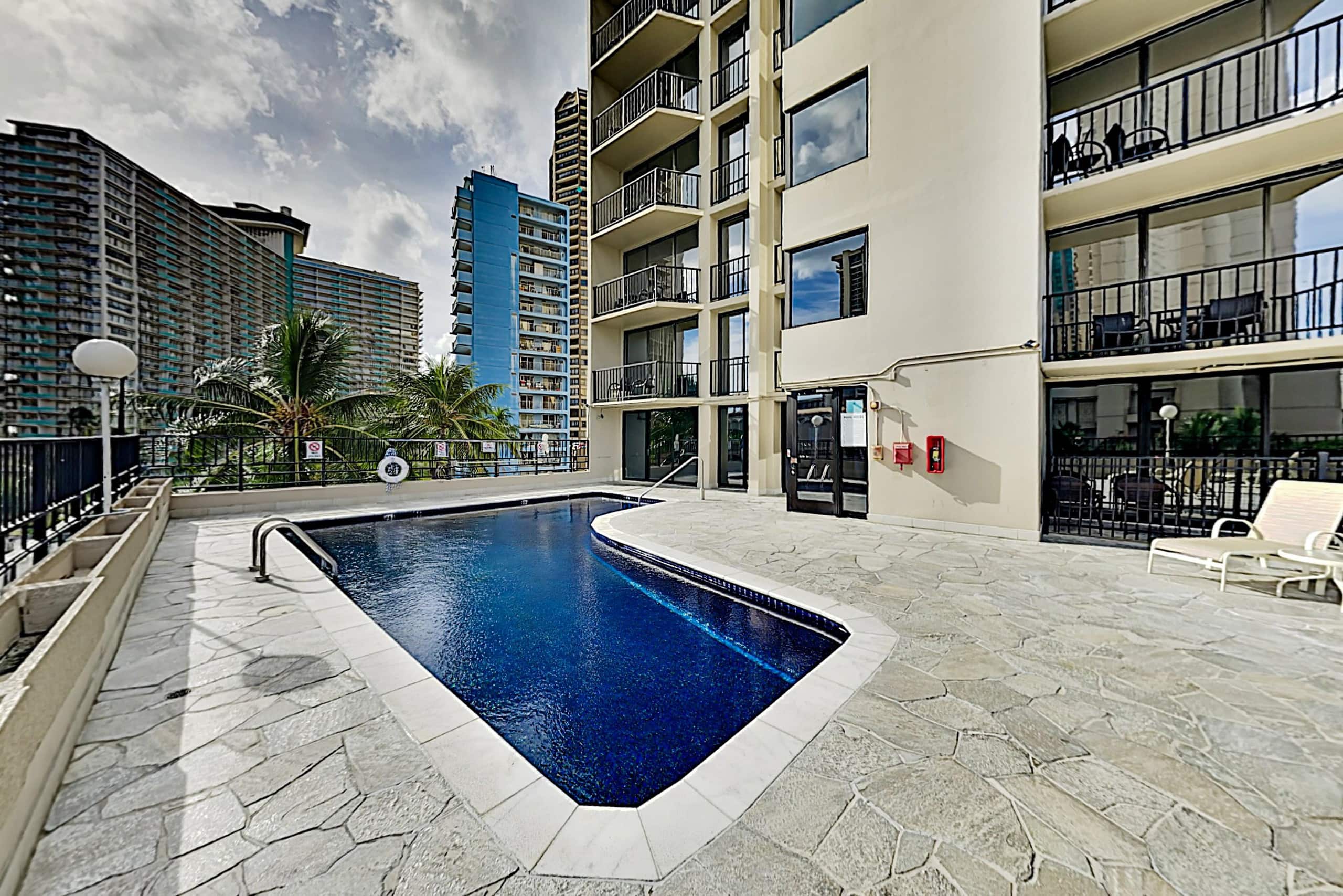Condo in Honolulu · ★4.51 · Studio · 3 beds · 1 private bath - Image 17