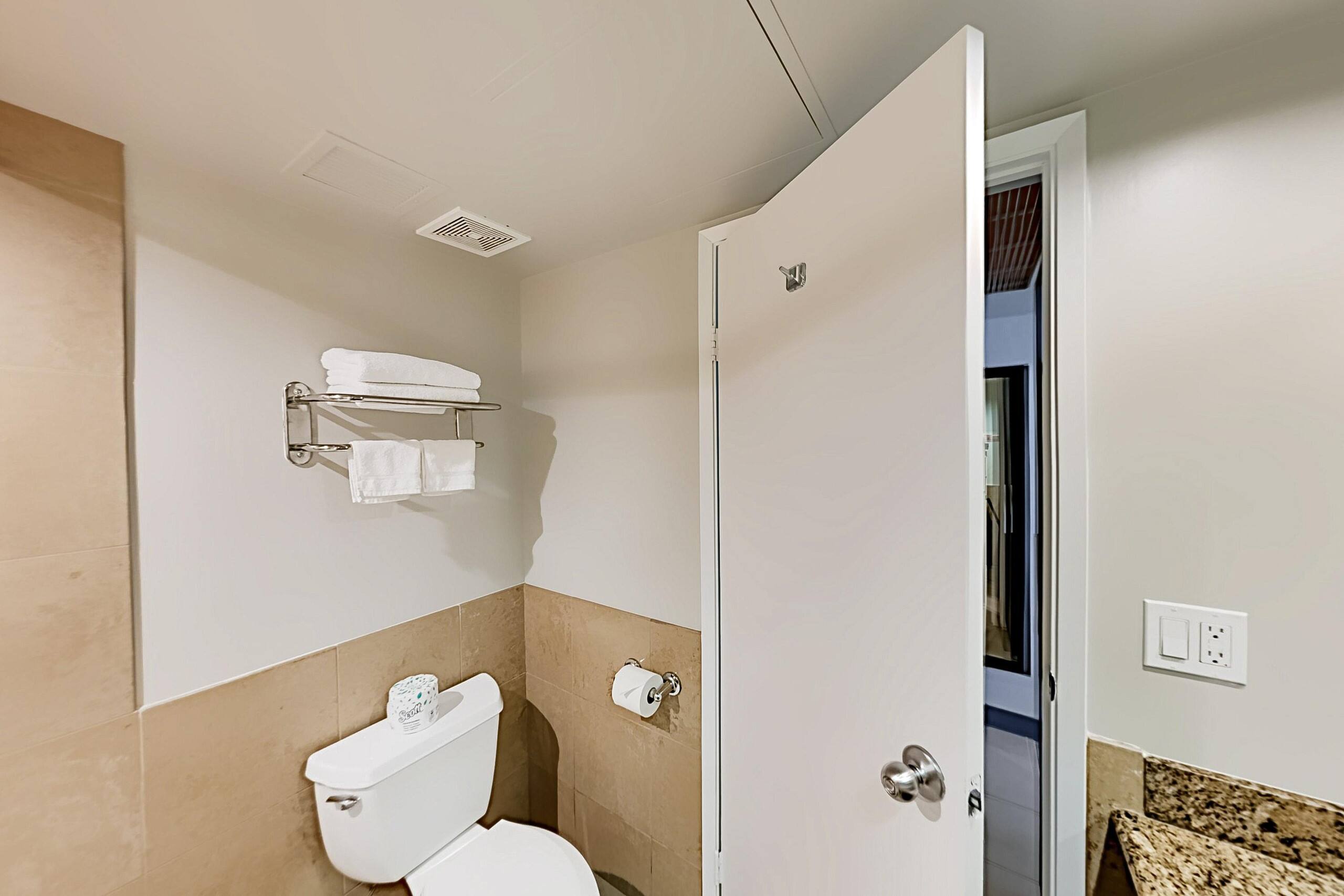 Condo in Honolulu · ★4.51 · Studio · 3 beds · 1 private bath - Image 7
