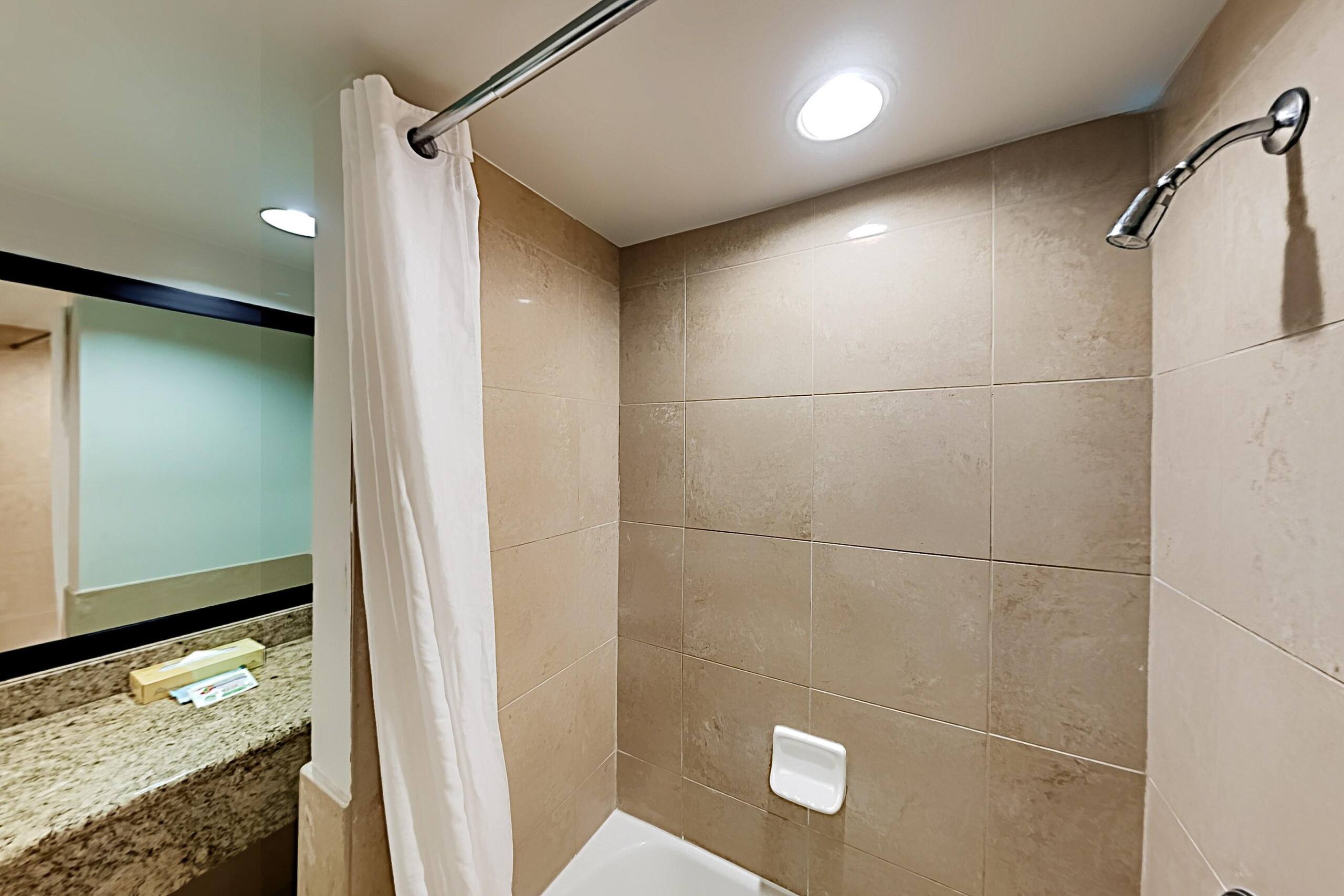 Condo in Honolulu · ★4.51 · Studio · 3 beds · 1 private bath - Image 8