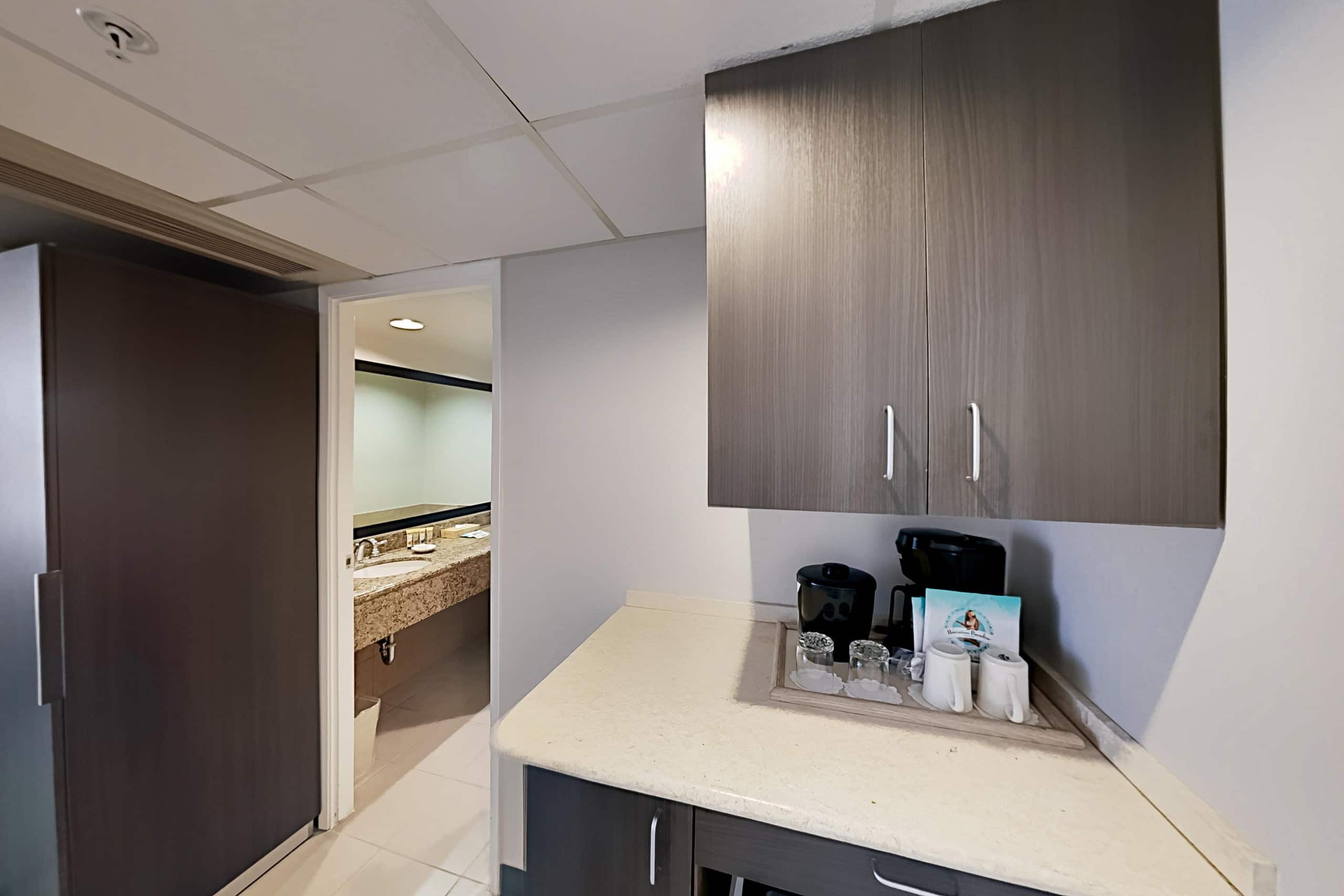 Condo in Honolulu · ★4.51 · Studio · 3 beds · 1 private bath - Image 5