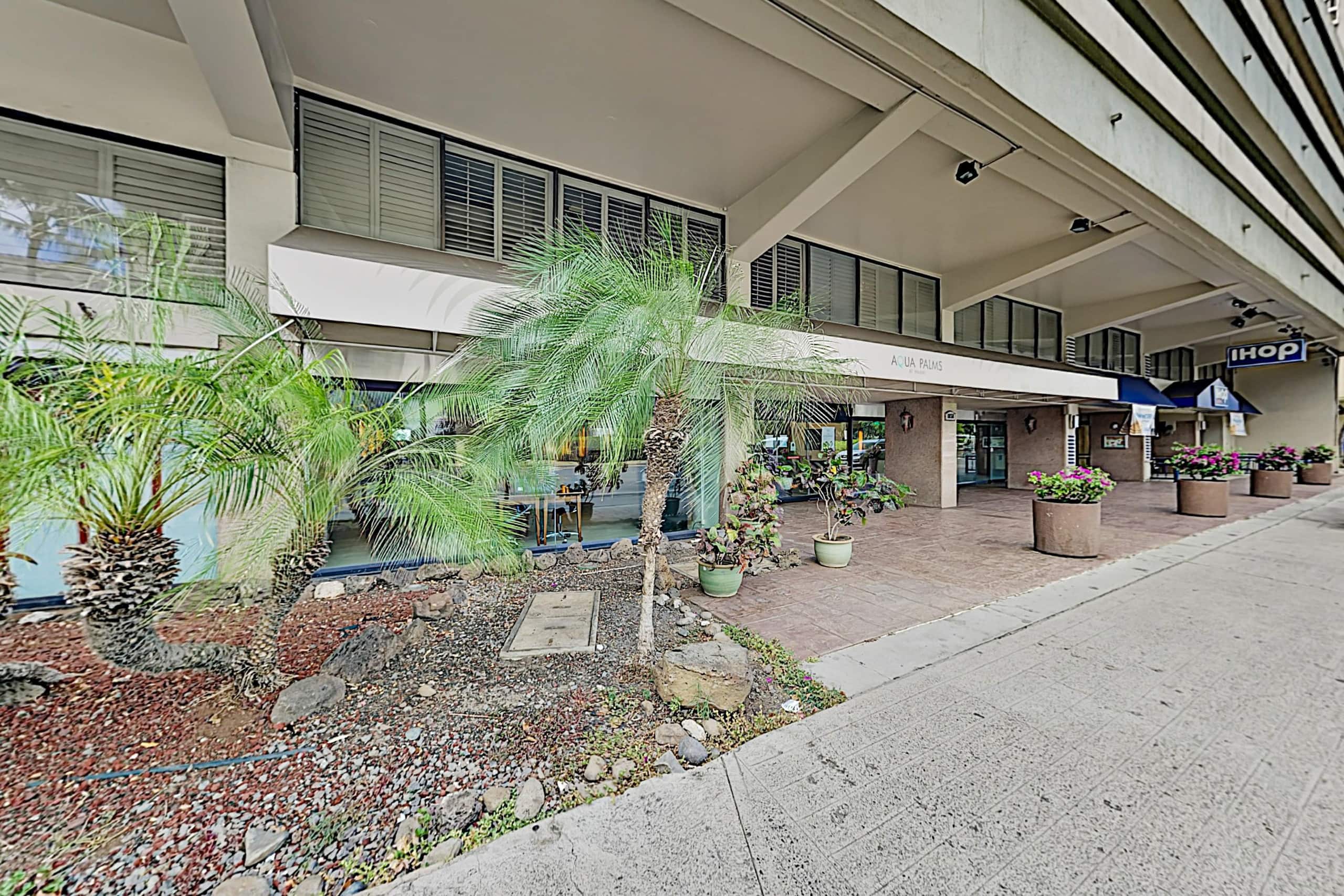 Condo in Honolulu · ★4.51 · Studio · 3 beds · 1 private bath - Image 15