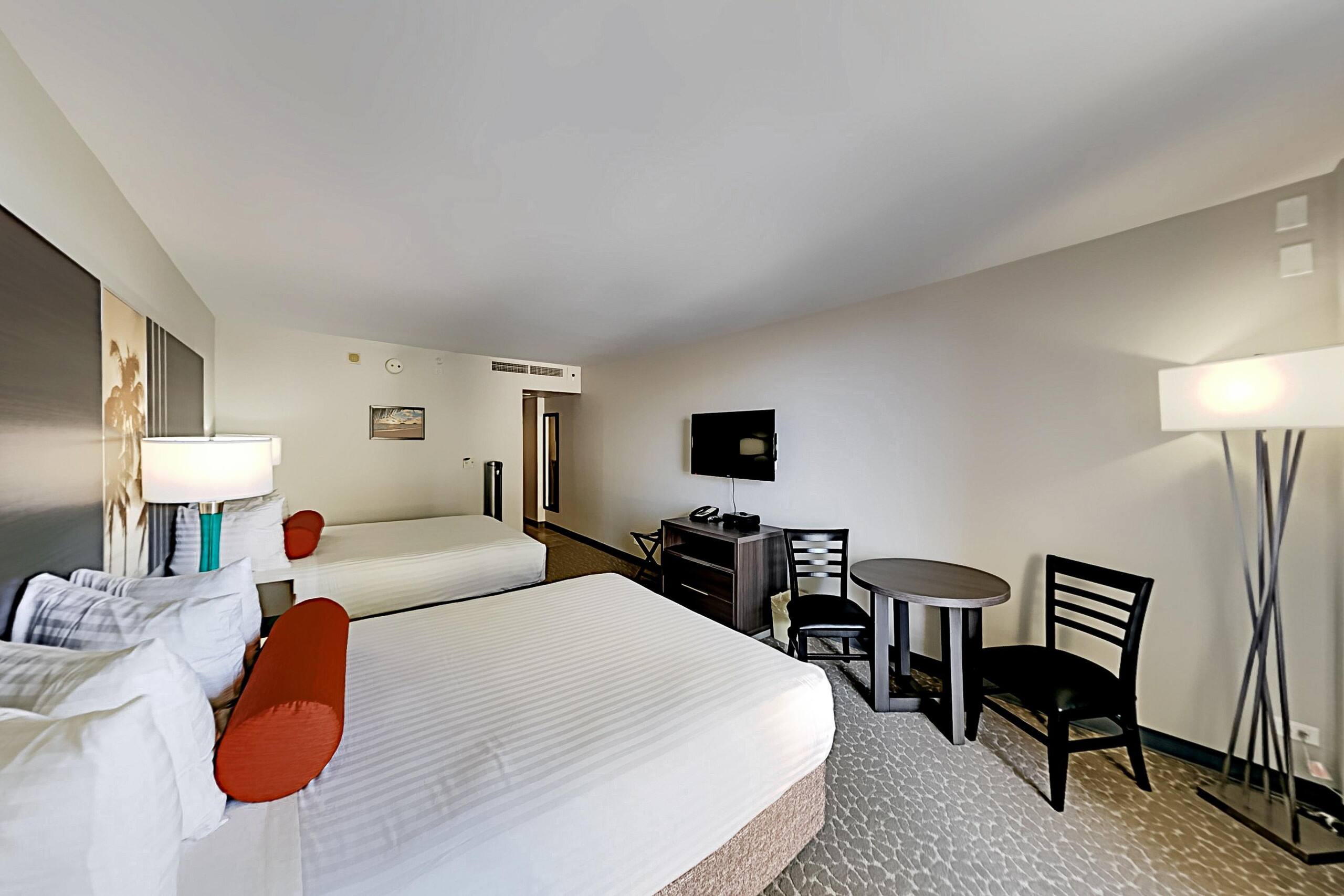 Condo in Honolulu · ★4.51 · Studio · 3 beds · 1 private bath - Image 2