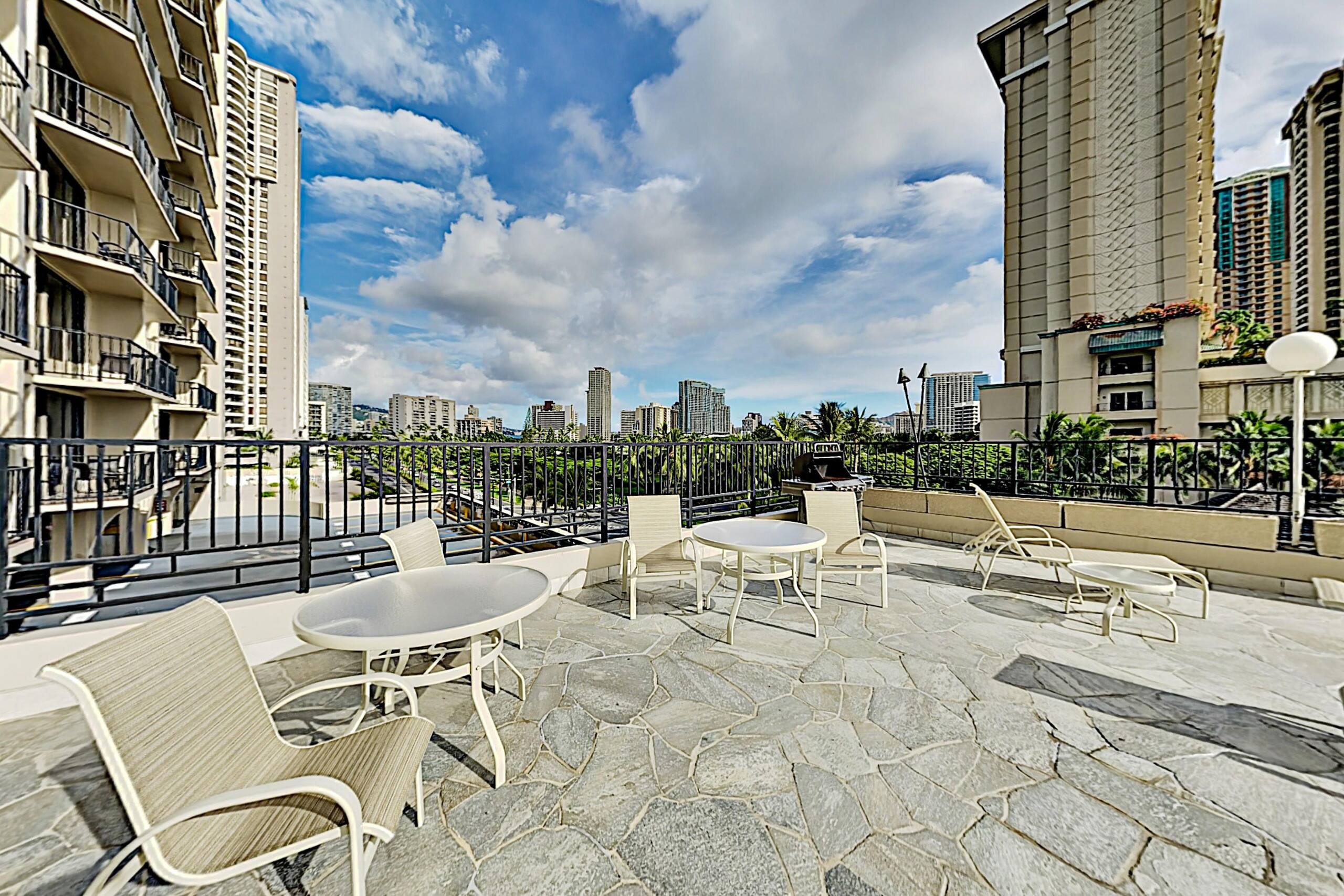 Condo in Honolulu · ★4.51 · Studio · 3 beds · 1 private bath - Image 18