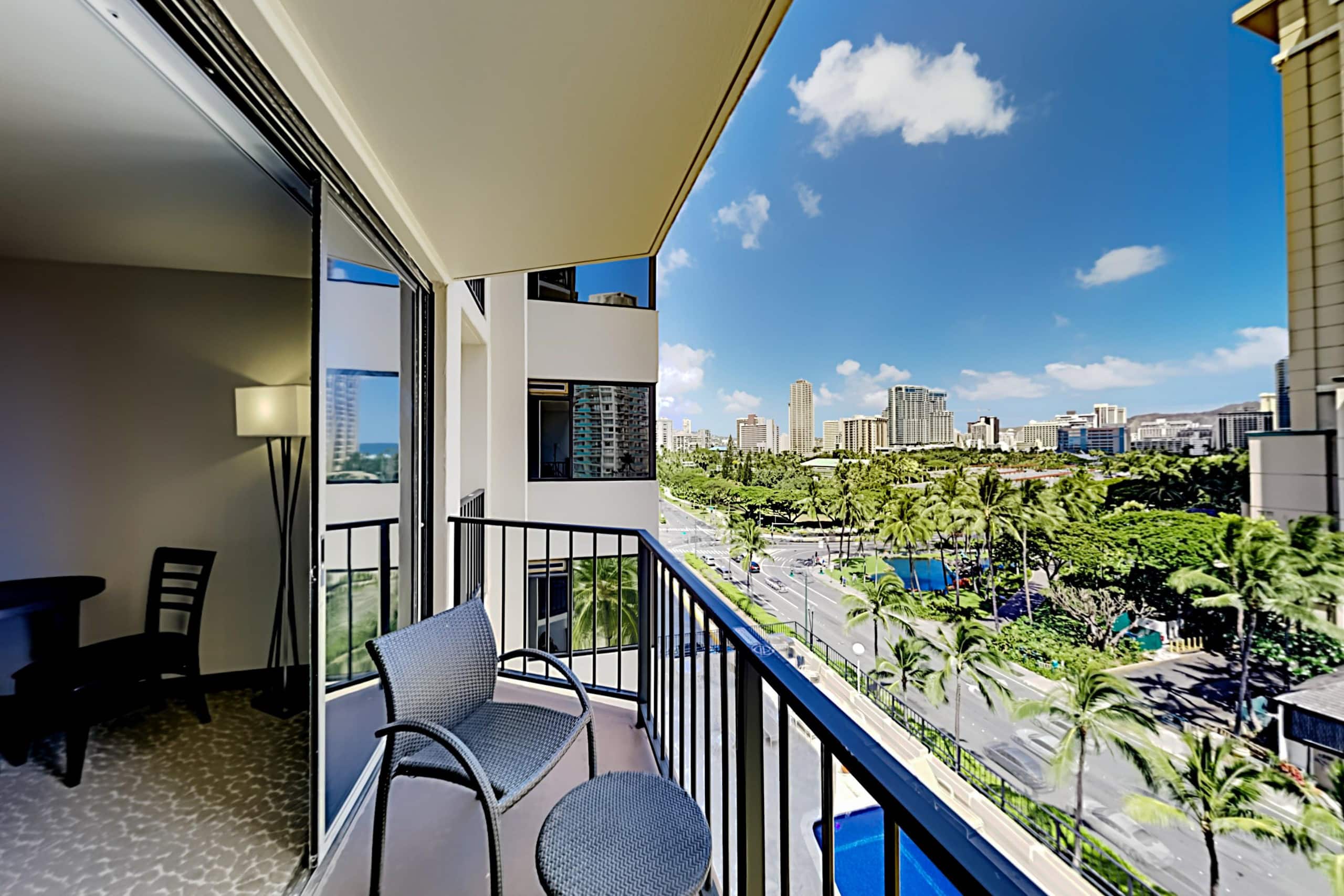 Condo in Honolulu · ★4.51 · Studio · 3 beds · 1 private bath - Image 9