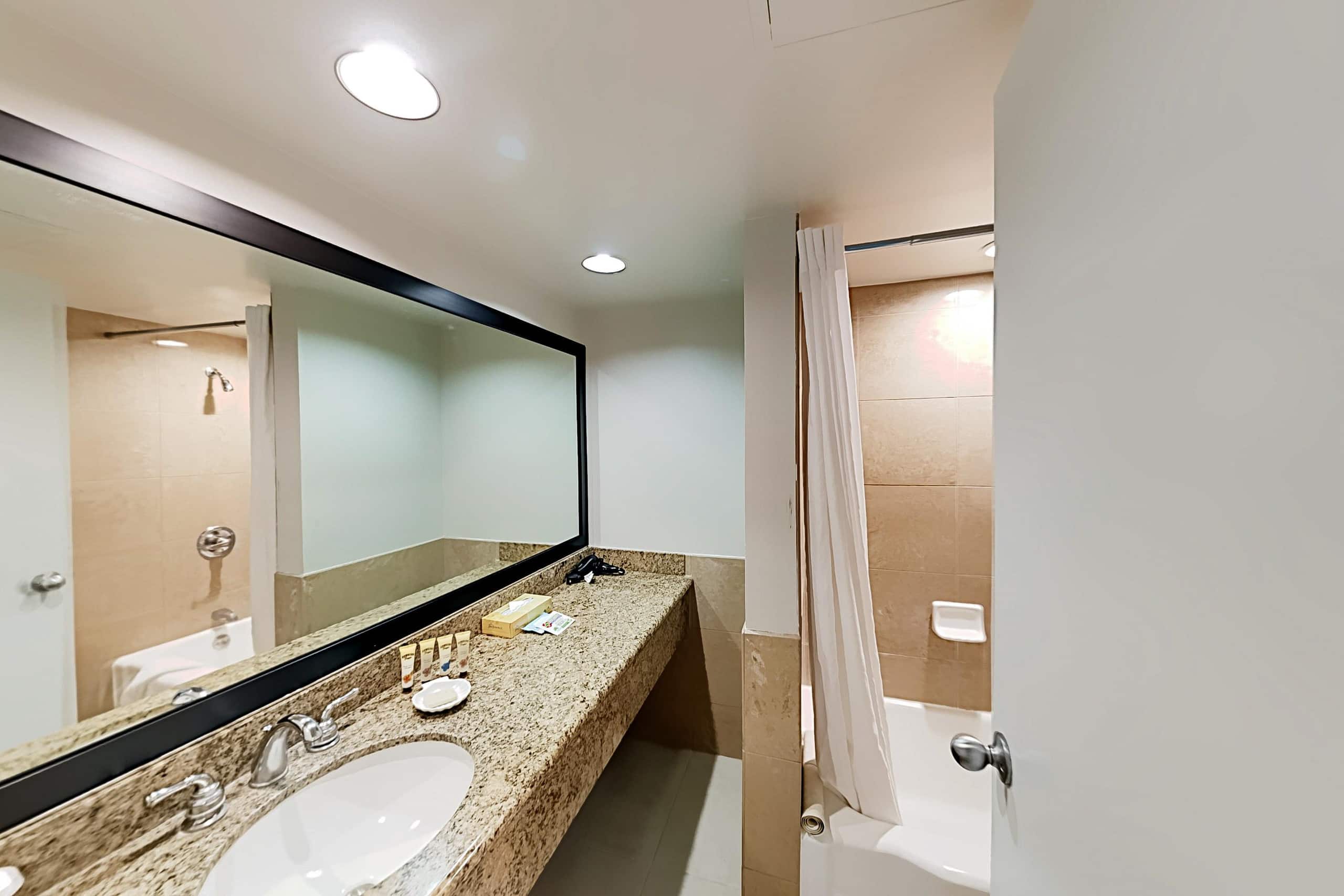 Condo in Honolulu · ★4.51 · Studio · 3 beds · 1 private bath - Image 6