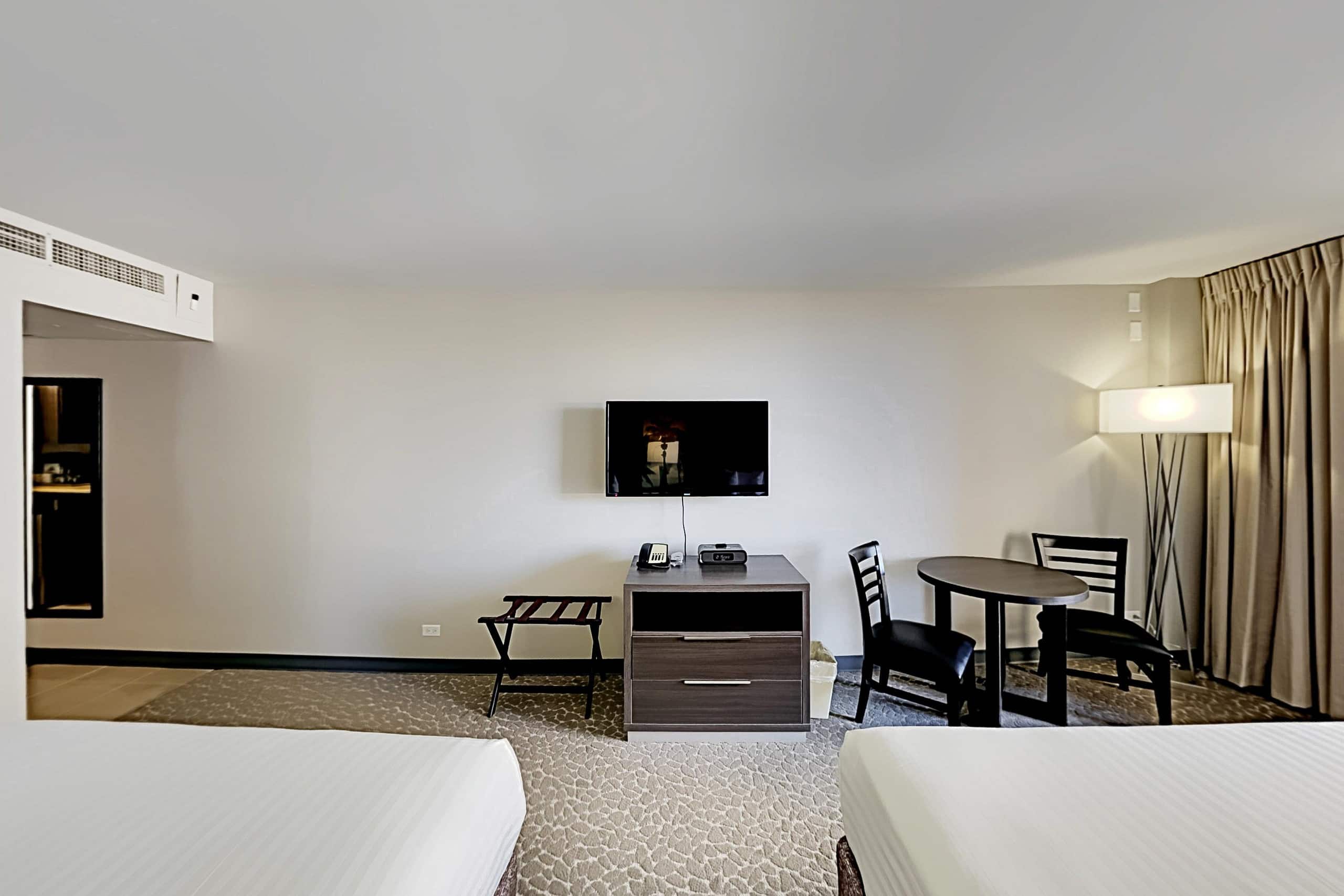 Condo in Honolulu · ★4.51 · Studio · 3 beds · 1 private bath - Image 3