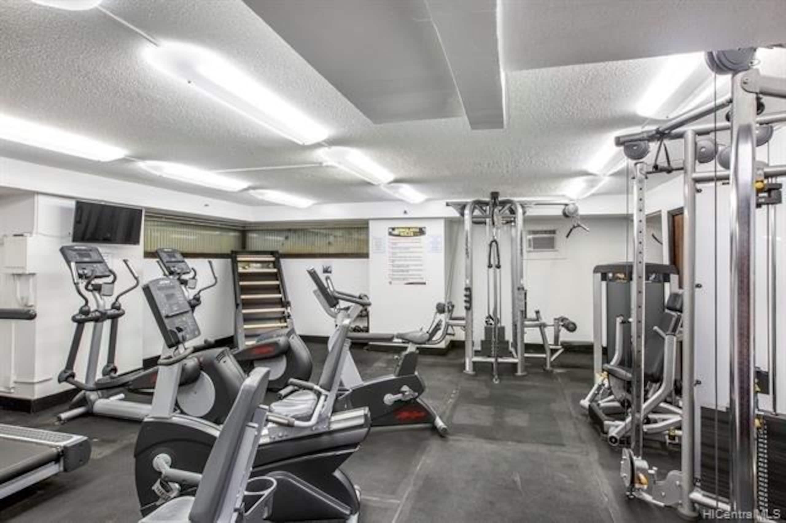 Condo in Honolulu · ★4.57 · Studio · 1 bed · 1 private bath - Image 18