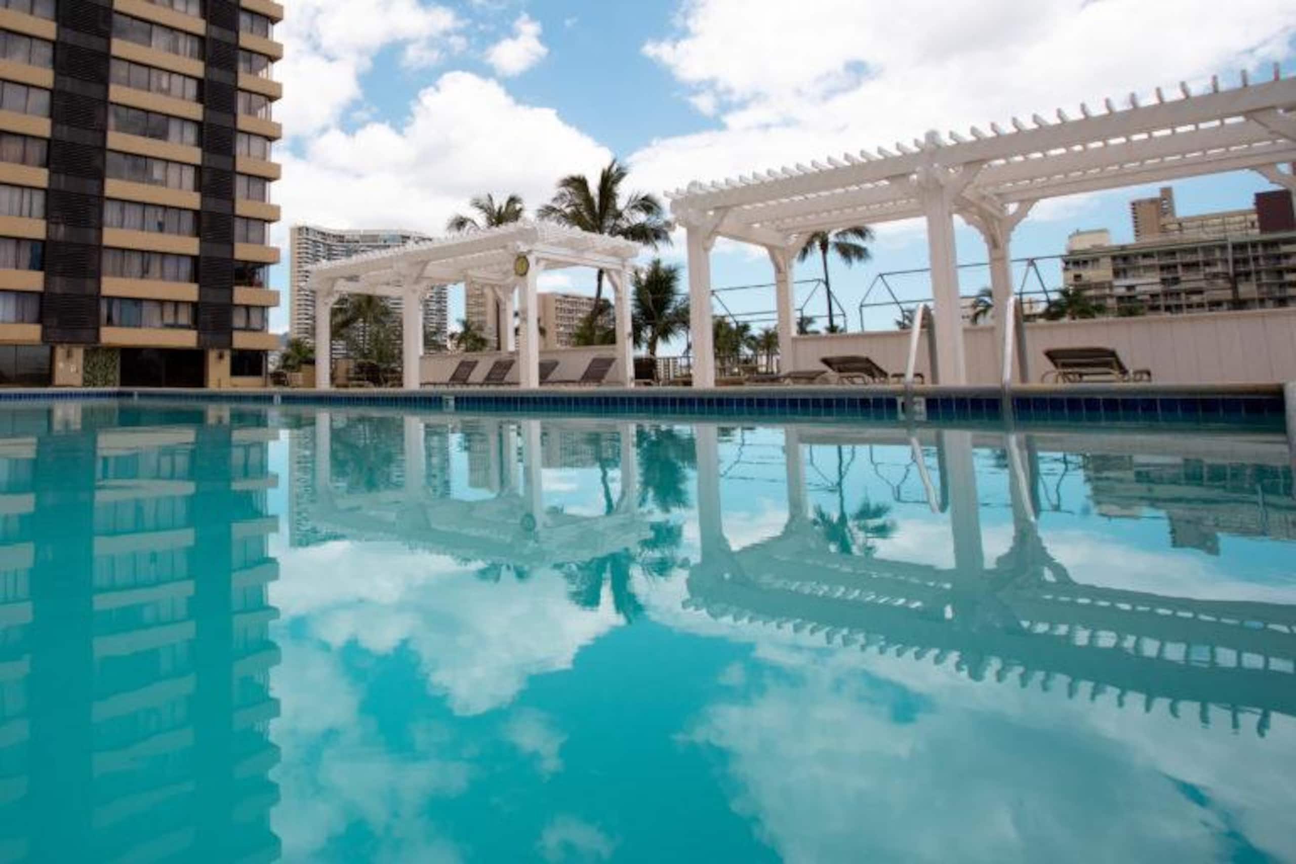 Condo in Honolulu · ★4.57 · Studio · 1 bed · 1 private bath - Image 20