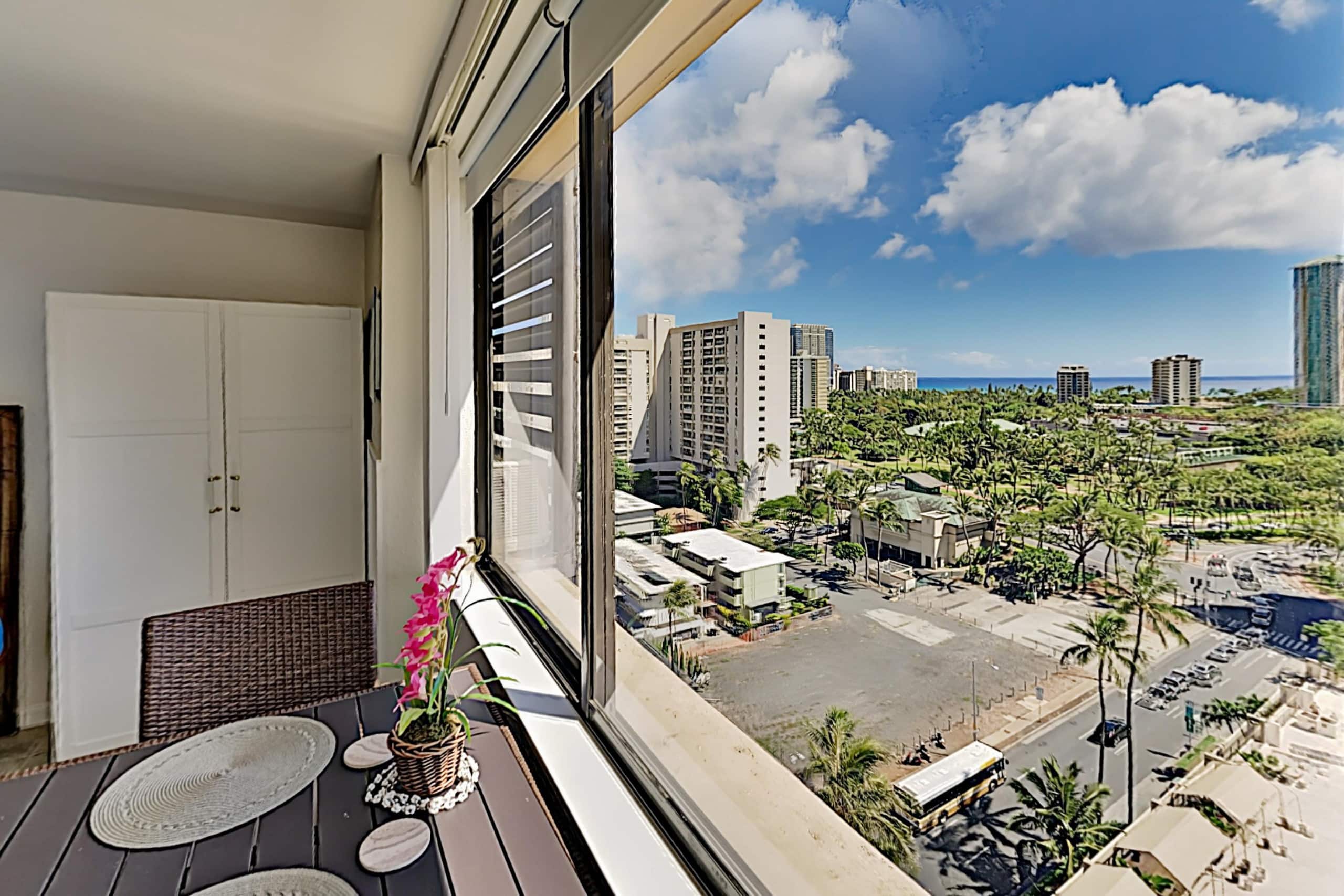 Condo in Honolulu · ★4.57 · Studio · 1 bed · 1 private bath - Image 12
