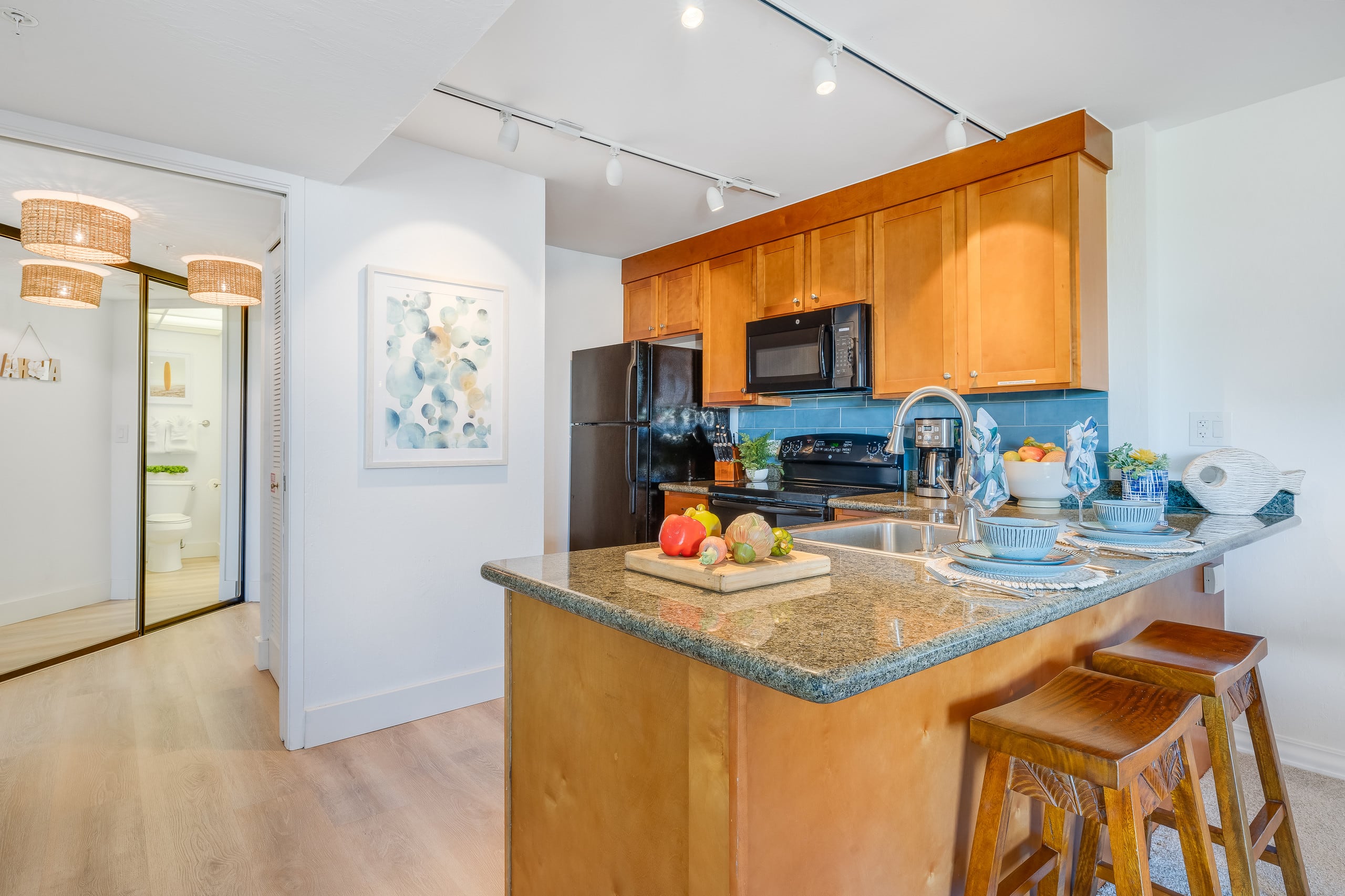 Condo in Lahaina · ★4.87 · 1 bedroom · 2 beds · 1 bath - Image 4