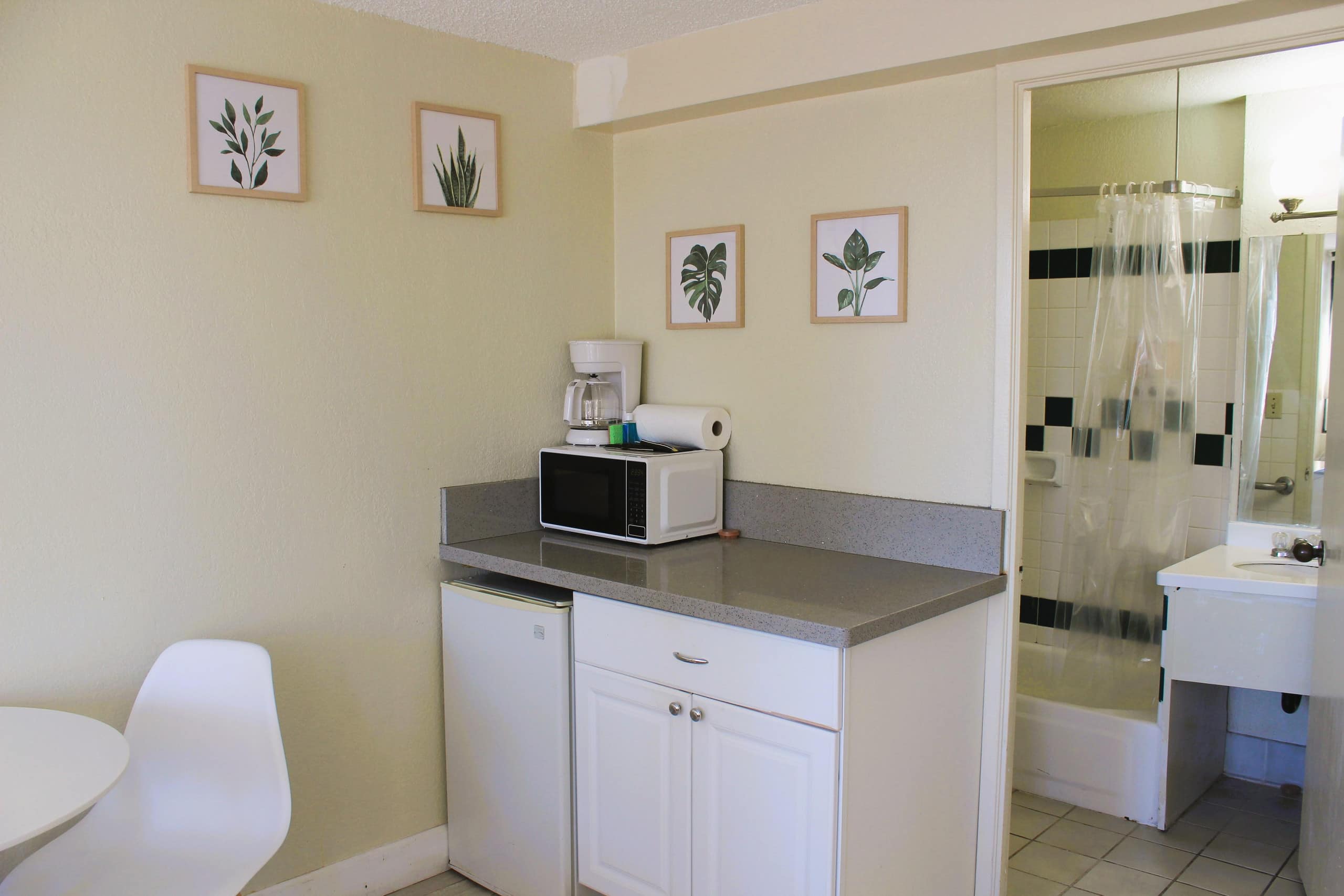 Condo in Honolulu · ★4.26 · Studio · 1 bed · 1 private bath - Image 5